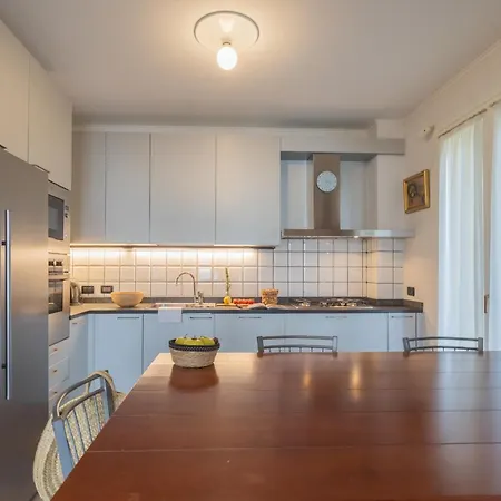 Apartment Besana 9 On The - Private Garden & Parking By Rent *