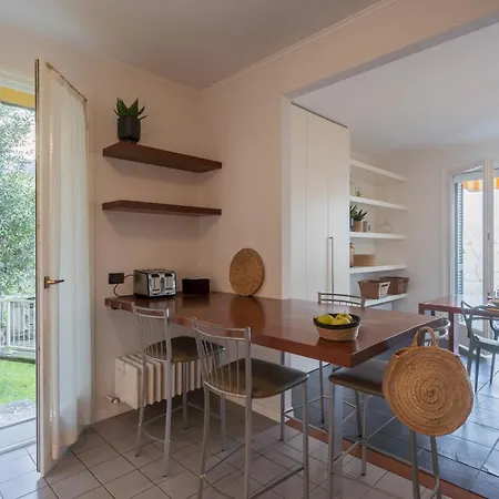 Apartment Besana 9 On The - Private Garden & Parking By Rent
